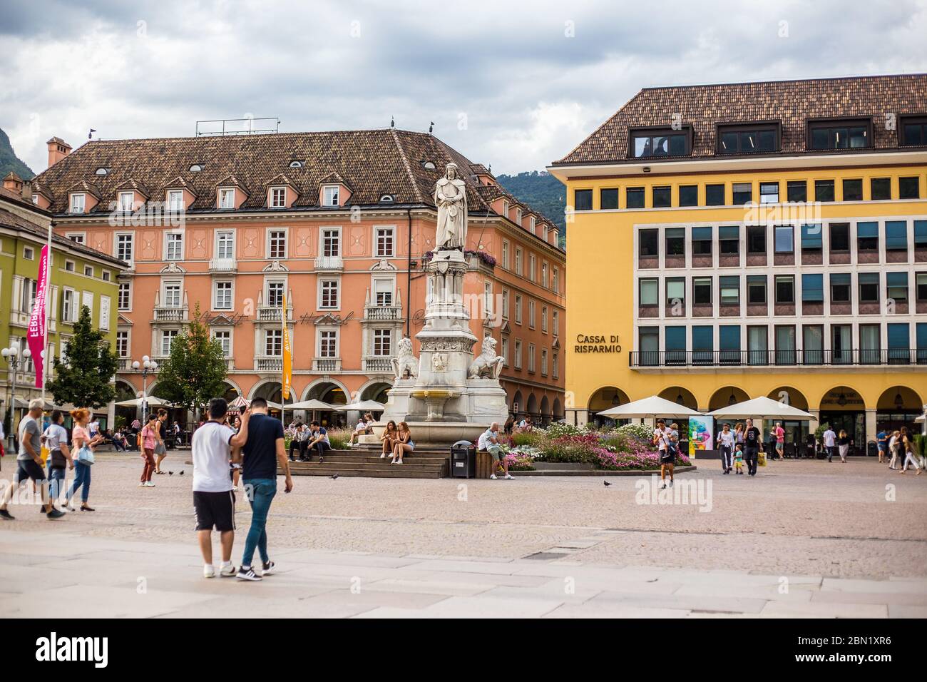 Bozen, Italien - 13. August 2019: Menschen zu Fuß in Bozen Stadtzentrum Stockfoto