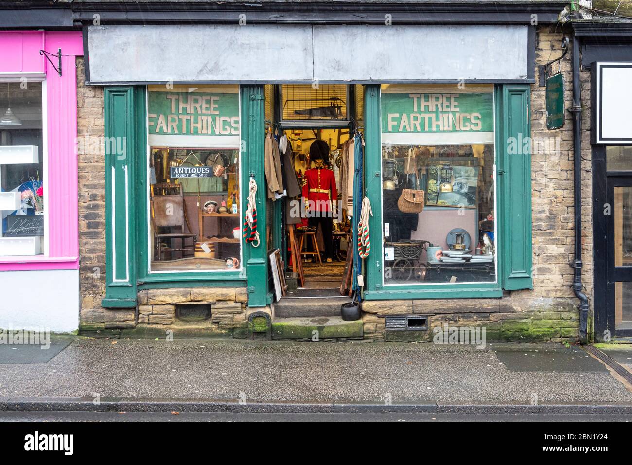 Eine Guards Uniform mit roter Tunika im drei-Farben-Vintage-Bekleidungsgeschäft in Skipton, North Yorkshire, Großbritannien Stockfoto