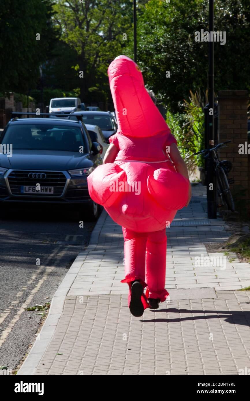 London, Großbritannien, 12. Mai 2020: Clapham-Chef Fred Smith, 38, läuft für das Felix-Projekt vier Marathons (168.8 km), um Menschen während der Sperrung des Coronavirus zu ernähren. Als Teil des Flat Iron Fundraisers Club hat Fred die Straßen von Clapham durchstampfen lassen, wo Passanten begeistert oder betört sind. Durch die Suche nur geben für Flamingo Freddo Menschen haben über gespendet £2700 bisher. Anna Watson/Alamy Live News Stockfoto