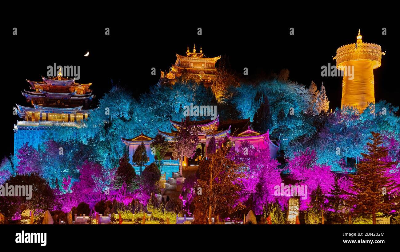 Erleuchteter Guishan Tempel in der Nacht, Shangri La, China. Stockfoto