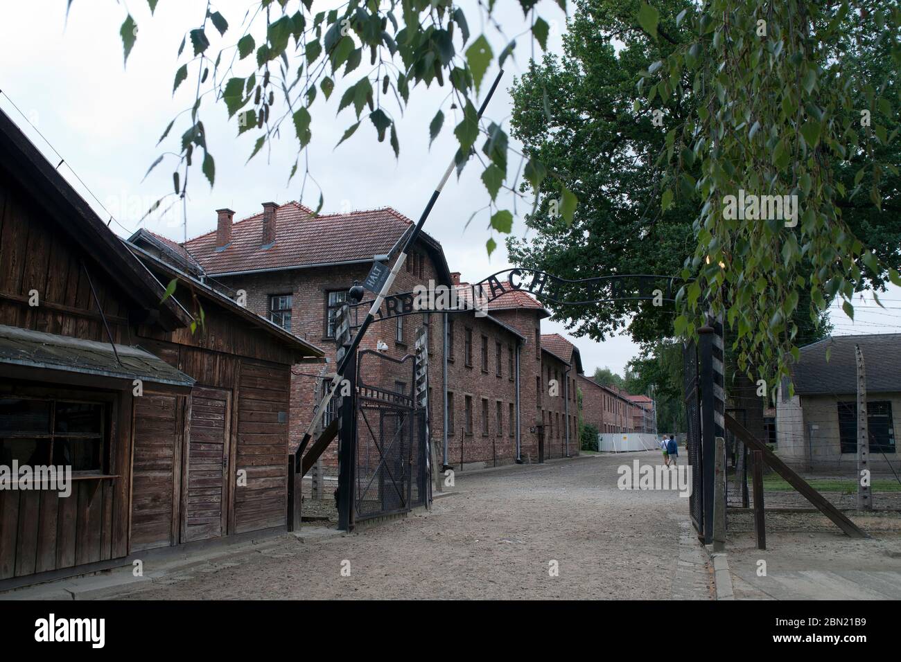 Das Haupttor des Holocaust-Gedenkmuseums Auschwitz mit der Inschrift ARBEIT MACHT FREI, übersetzt "Arbeit macht euch frei" Stockfoto