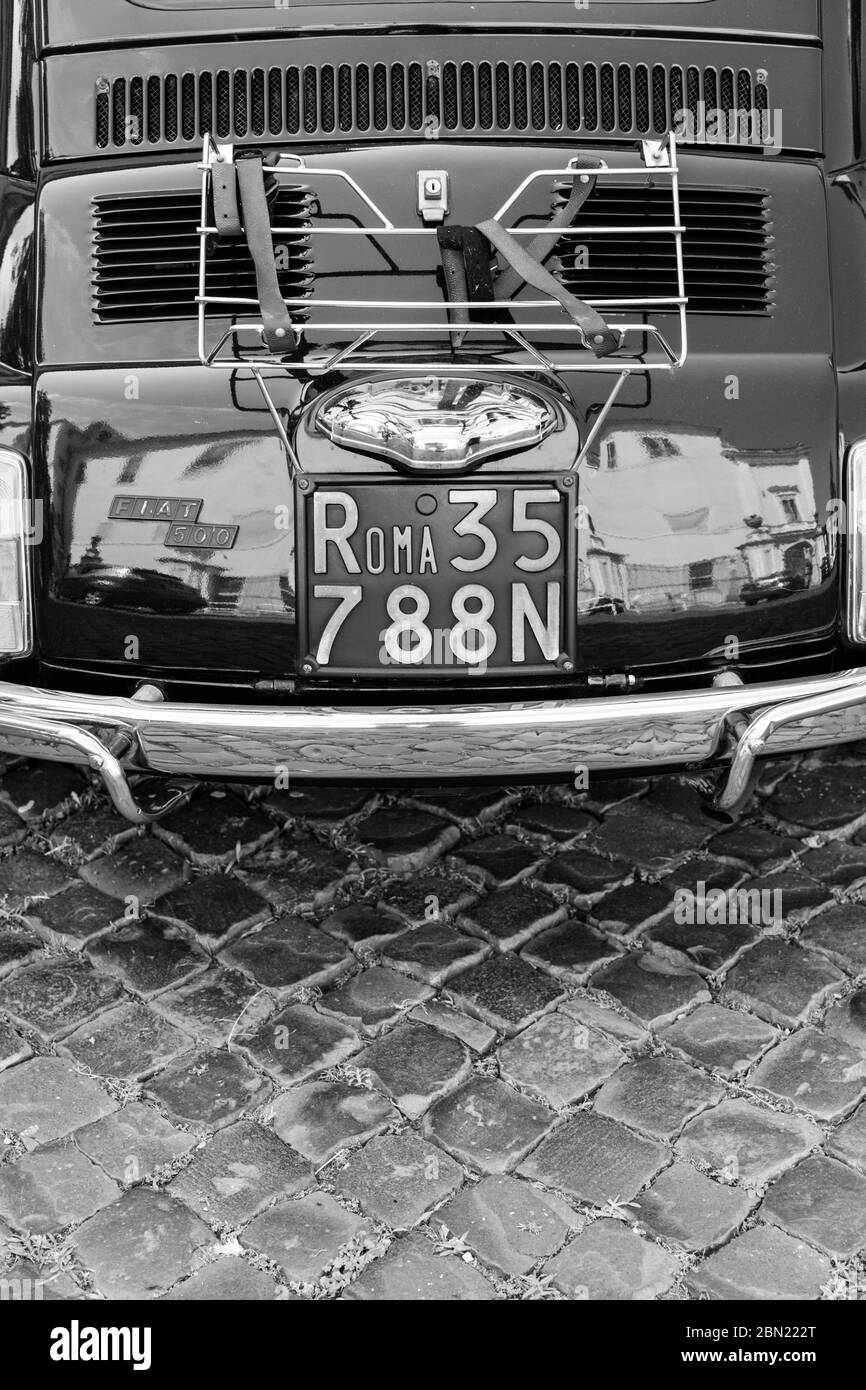 Rückansicht eines alten Fiat 500 mit römischem Kennzeichen. Stockfoto
