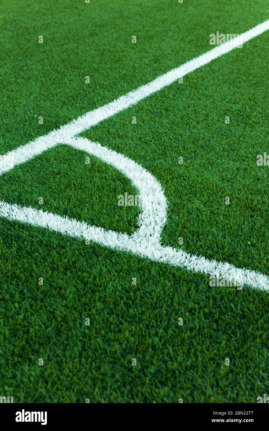 Nahaufnahme der Ecke des Fußballfeldes mit weißen Markierungen Stockfoto