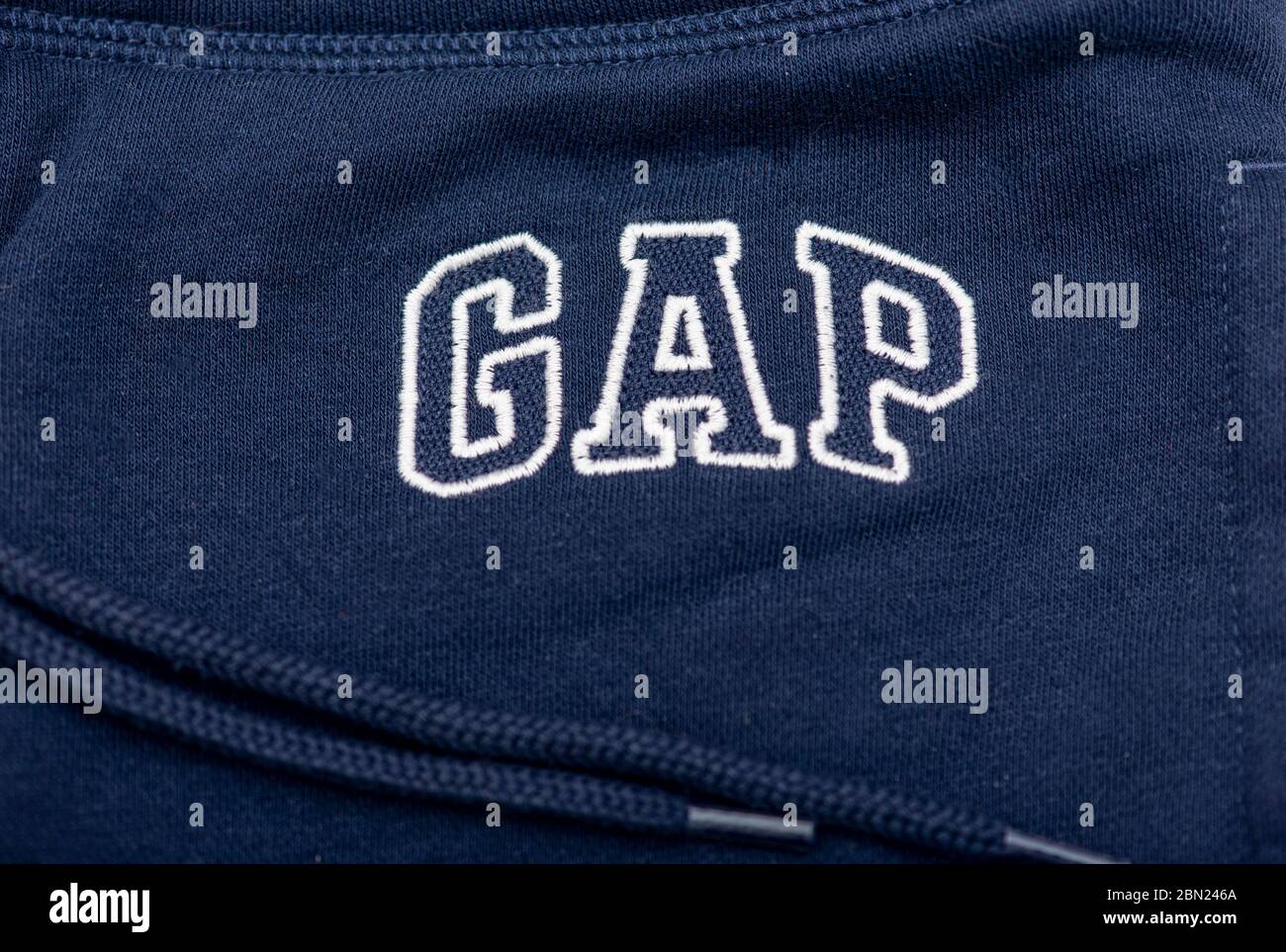 BERLIN - MAI 12: GAP-Logo auf der Oberfläche der Hose, Gap-Bekleidungsmarke am 12. Mai in Berlin. 2020 in Deutschland Stockfoto