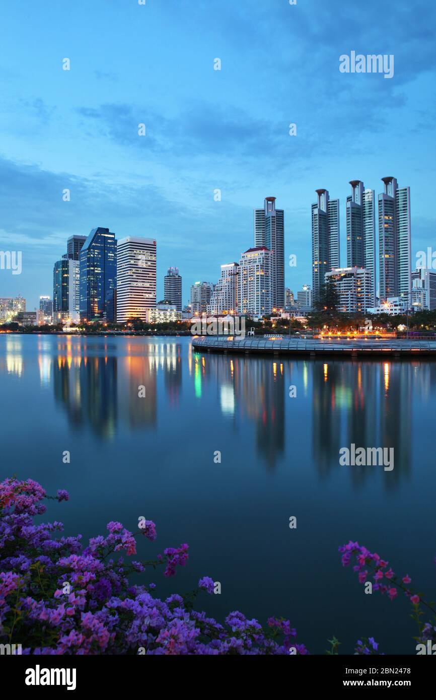 Wolkenkratzer spiegeln sich in einem See, Thailand Stockfoto