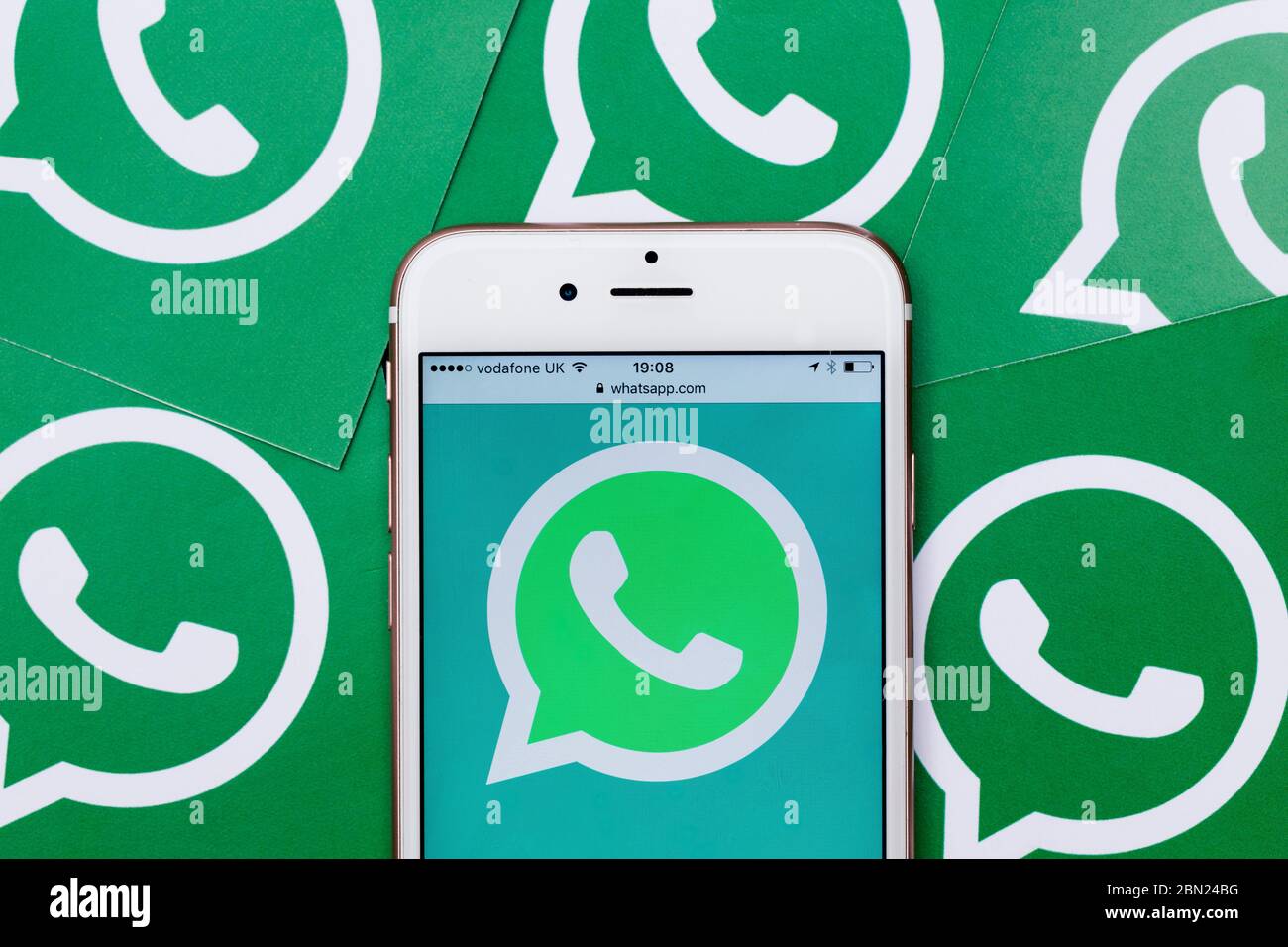 LONDON, Großbritannien - MÄRZ 2017: WhatsApp Social Messaging App Logo auf einem Smartphone. Stockfoto