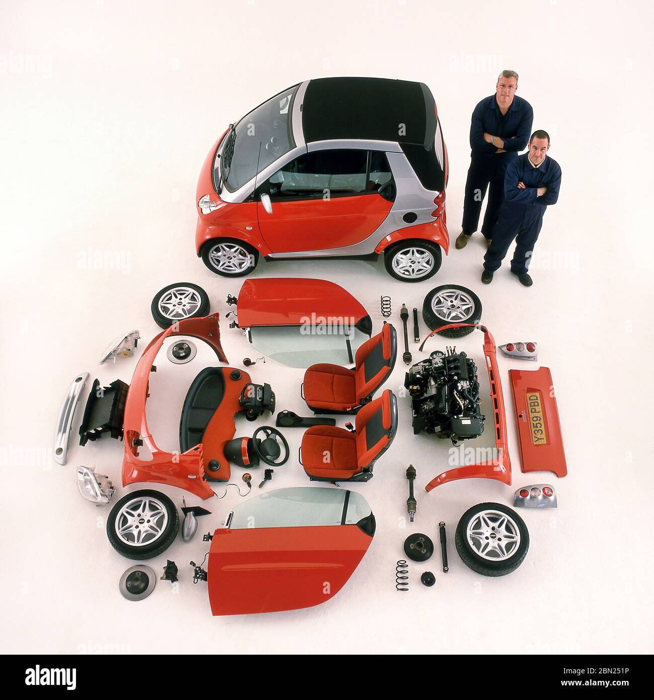 2001 Smart zwei Autos und Komponenten, die das Fahrzeug auf dem Display ausgelegt. Stockfoto