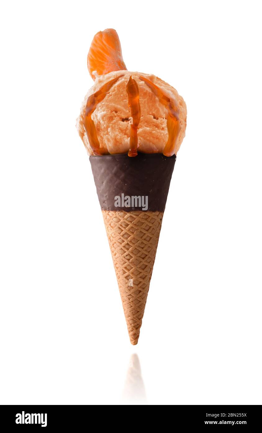 Eis mit Mandarine-Geschmack mit Stücken von Früchten isoliert weißen Hintergrund auf halb getauchten Schokolade Kegel Stockfoto
