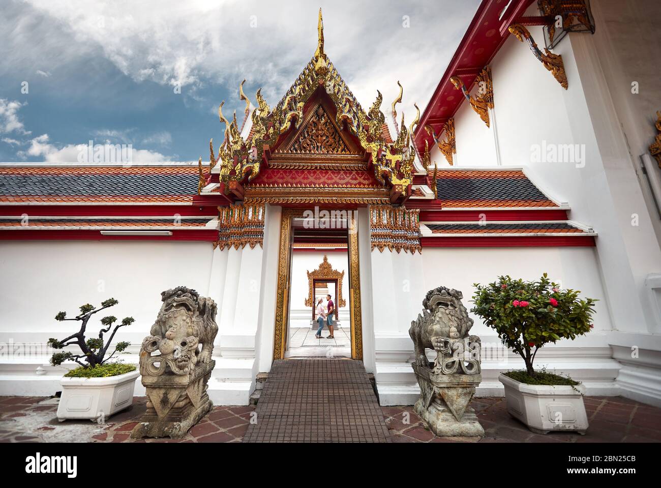 Junge Familie Paar steht in der Tür der traditionelle thailändische Tempel Wat Pho in Bangkok, Thailand Stockfoto