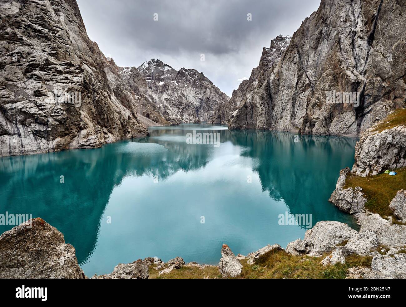 Schöne Landschaft des berühmten Berg See Kel Suu ist in der Nähe der chinesischen Grenze in Kirgisistan entfernt Stockfoto