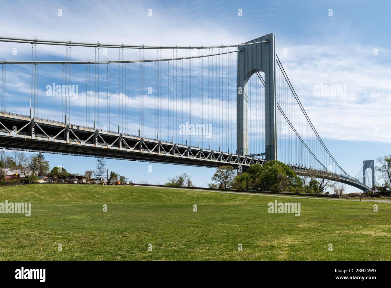 Blick auf die Verrazano Narrows Suspension Bridge, die New Jersey mit Brooklyn verbindet. Stockfoto