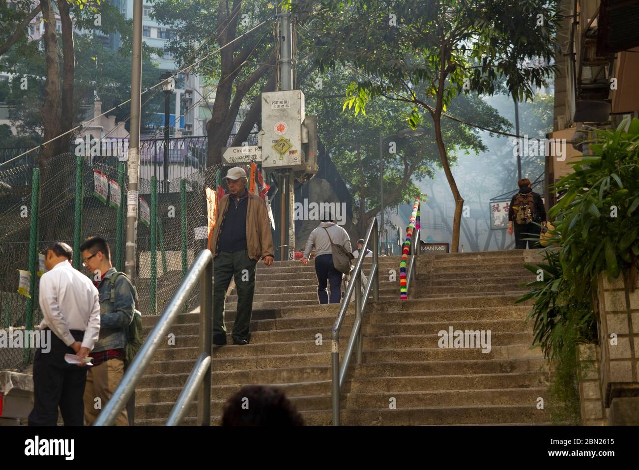 Ehrliche Straßenszene in Hongkong, Treppen, Männer, Bäume Stockfoto