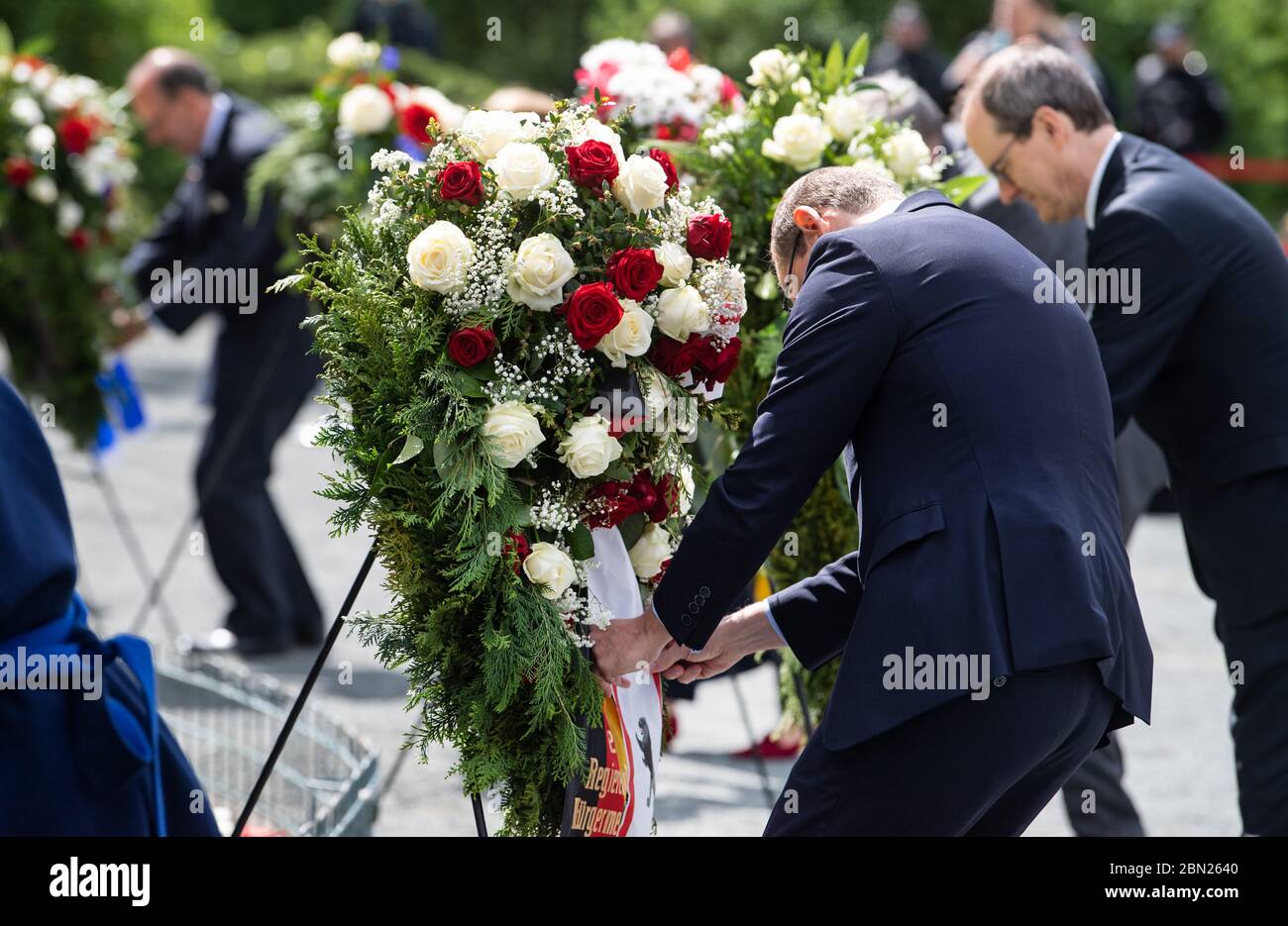 12. Mai 2020, Berlin: Michael Müller (M, SPD), Regierender Bürgermeister von Berlin, legt zusammen mit Vertretern der am Luftlift teilnehmenden Länder anlässlich des 71. Jahrestages des Endes der Berliner Luftbrücke einen Kranz an der Luftlift-Gedenkstätte vor dem ehemaligen Flughafen Tempelhof nieder. Im Juni 1948 starteten die Westmächte die Luftbrücke wegen der Blockade der drei westlichen Sektoren Berlins. In den folgenden Monaten brachten amerikanische und britische Flugzeuge Millionen Tonnen an Nahrung und alles Wesentliche des Lebens auf mehreren hunderttausend Flügen nach West-Berlin. Das war es Stockfoto