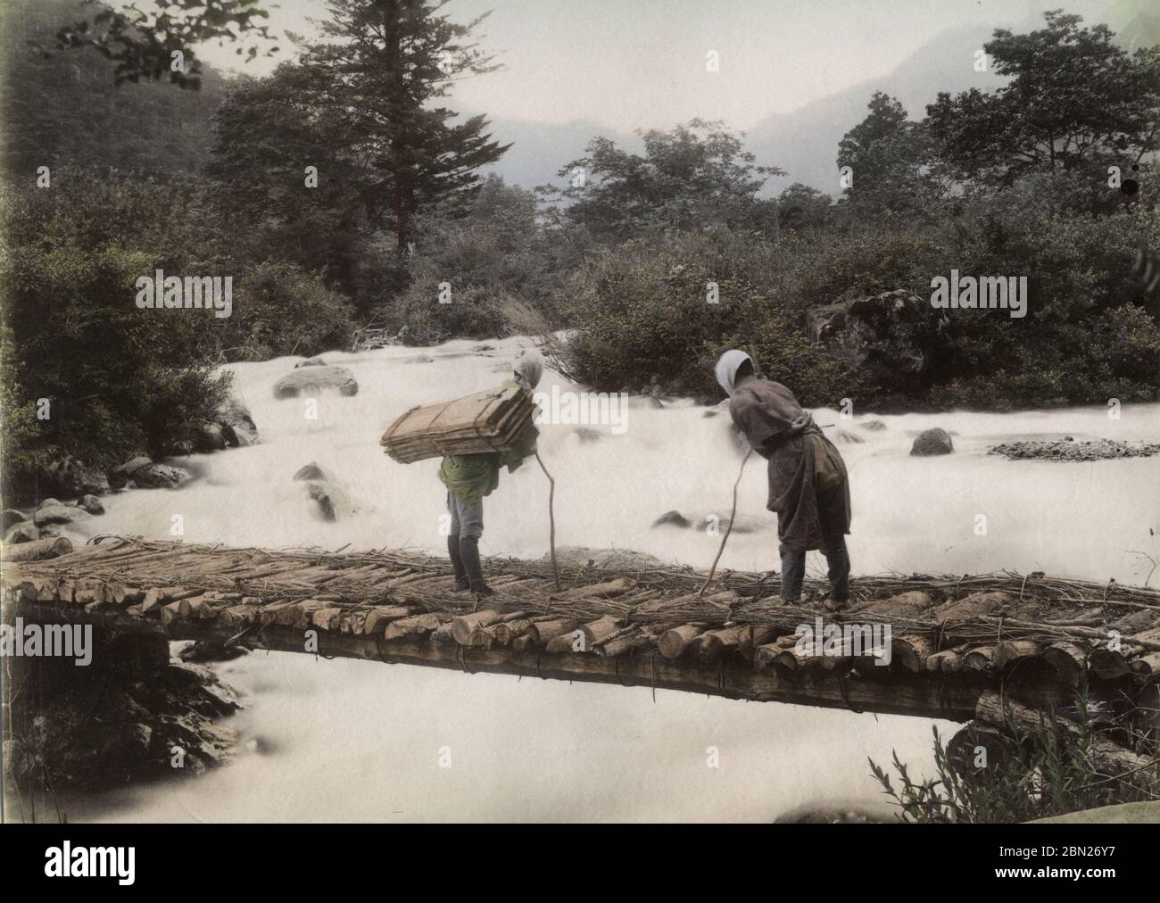 Träger auf einer Brücke über den Daiya-Fluss, Nikko, Japan Stockfoto