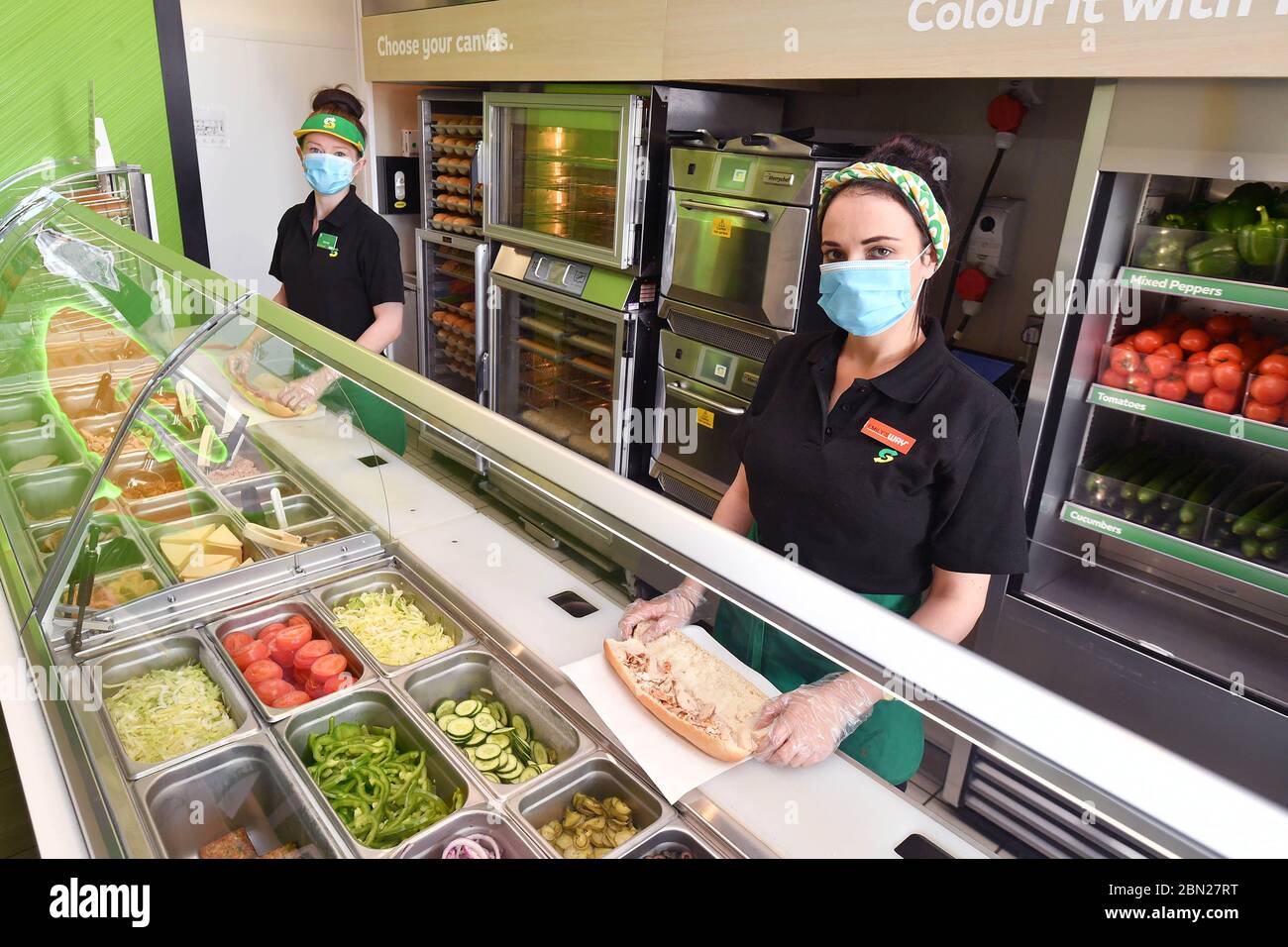 Ein Subway-Geschäft in Wakefield, das mit Schilder und Schutzschirmen ausgestattet ist, die zur Unterstützung sozialer Distanzierung installiert wurden, da die Restaurantkette heute mit ihrer schrittweisen Wiedereröffnung für die Lieferung und Mitnahme durch Dritte nur in einer Auswahl ihrer Geschäfte in Großbritannien und Irland beginnt. Stockfoto