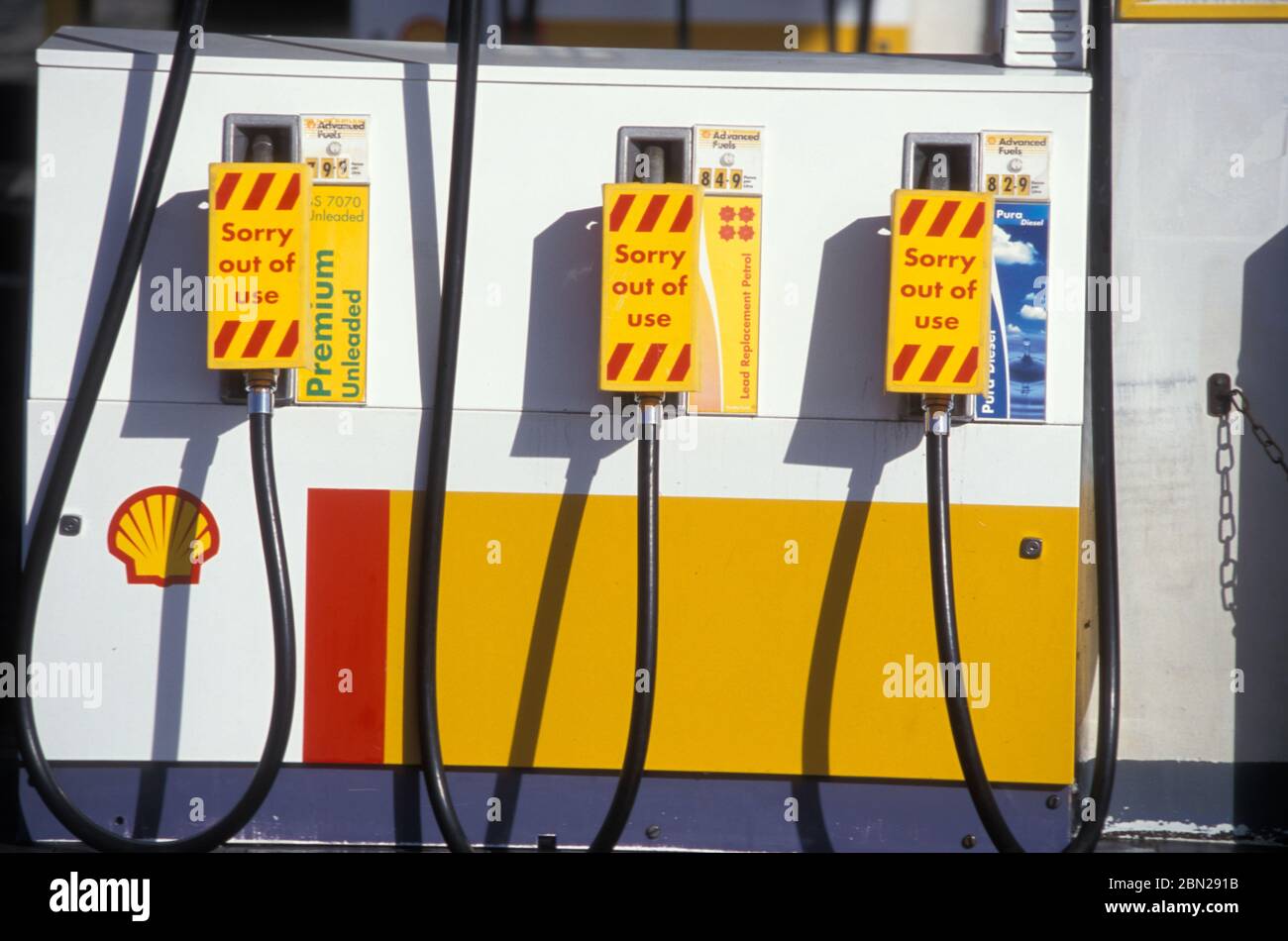 Kraftstoffkrise - Tankstelle ohne Treibstoff & sorry außer Betrieb Schilder auf Pumpen; Shell Garage; Whitley Bay; Tyneside UK 2000 Stockfoto
