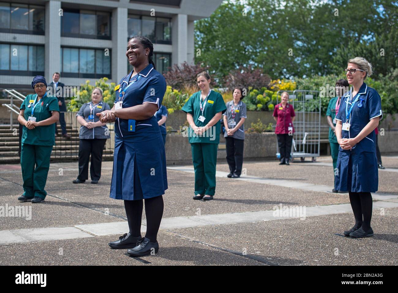 Krankenschwestern stehen vor dem St Thomas's Hospital im Zentrum Londons zusammen, um den International Nurses Day zu feiern. Stockfoto