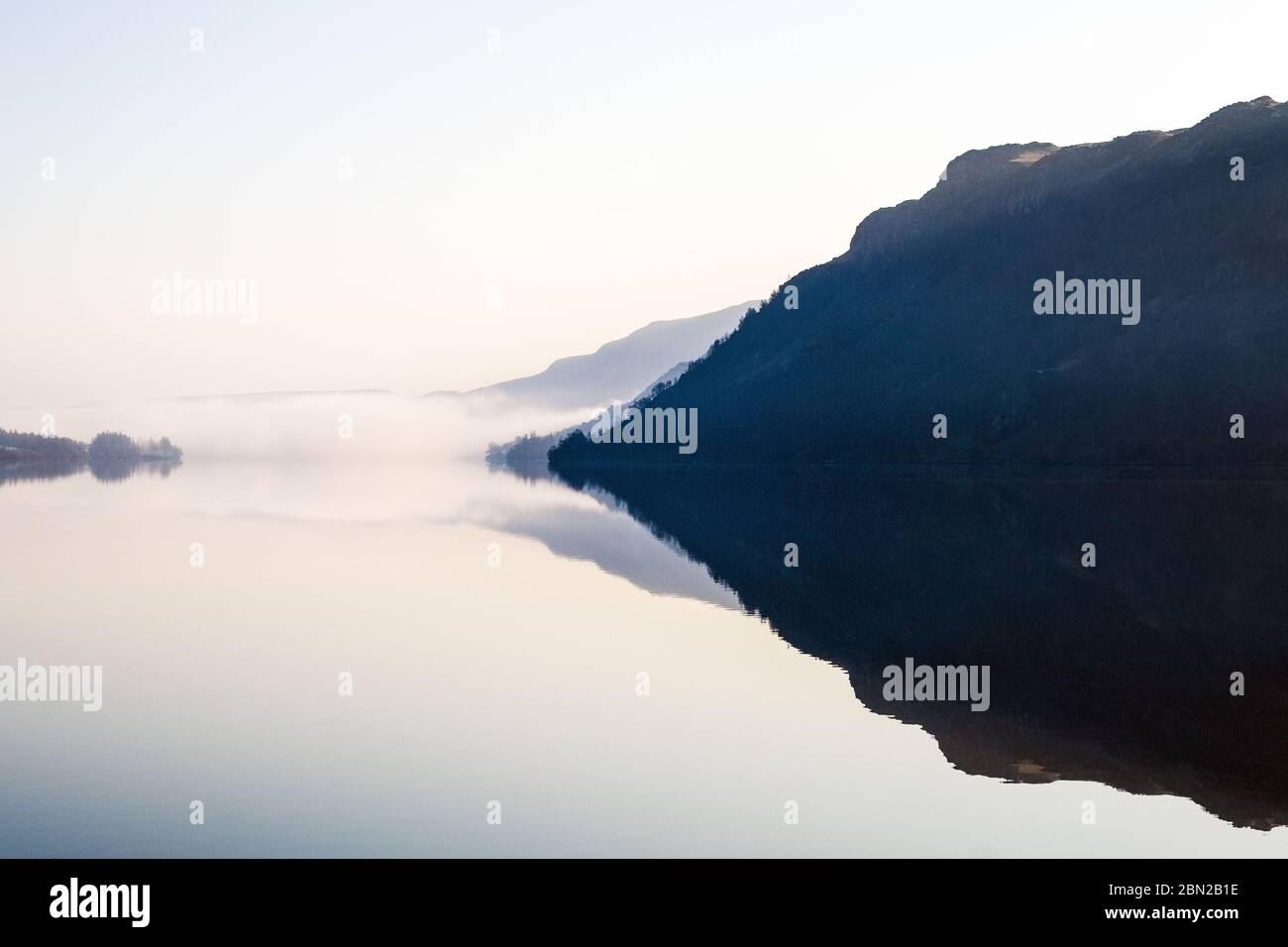 Ein ruhiger Morgen auf Ullswater im Lake District National Park, Cumbria, Großbritannien Stockfoto