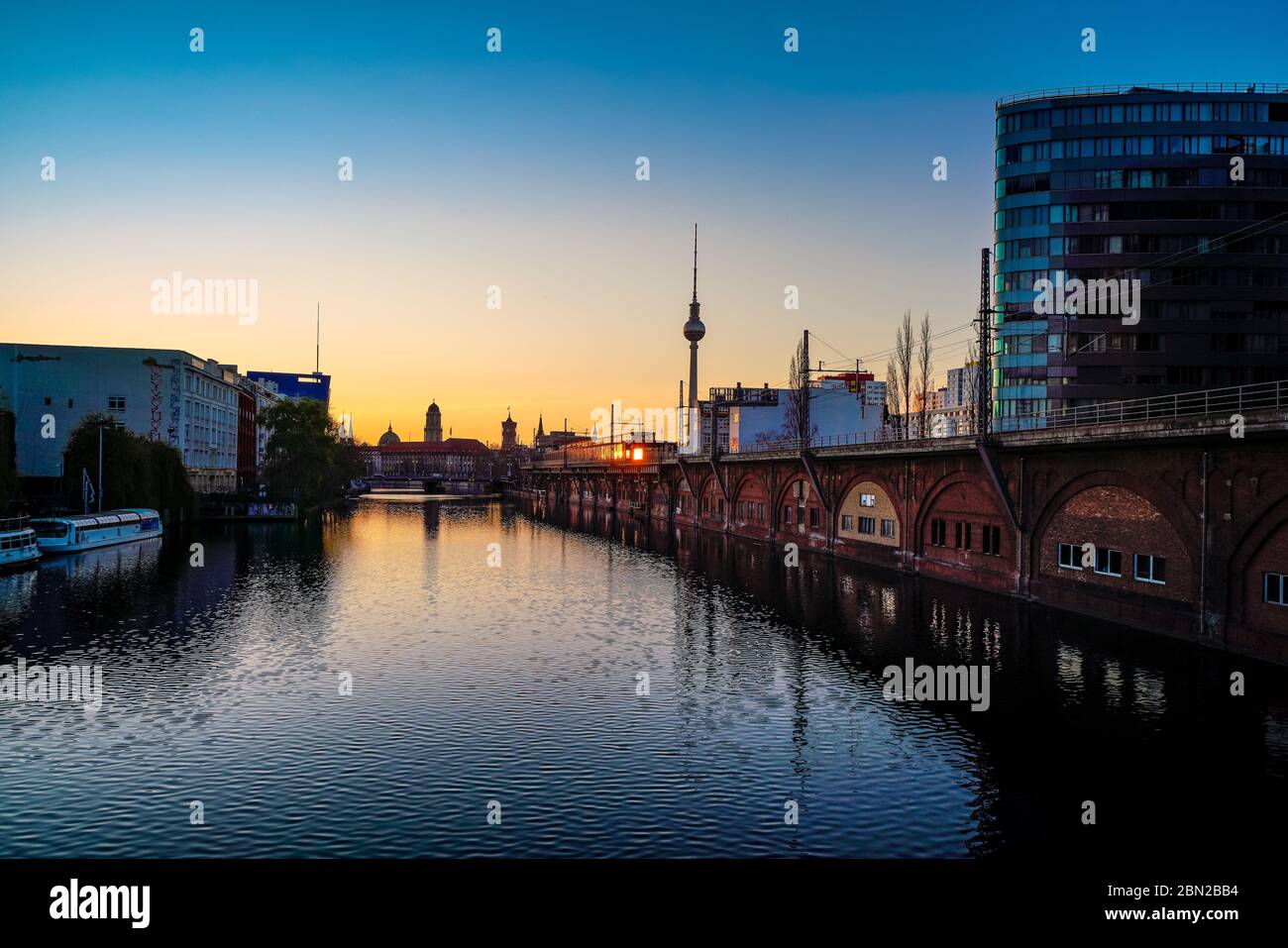 7. April 2020, Berlin, der Blick auf die Spree am Abend mit untergehenden Sonnenstrahlen. Blick von der Michaelbrücke in Richtung Berliner Fernsehturm. Weltweit verwendet Stockfoto