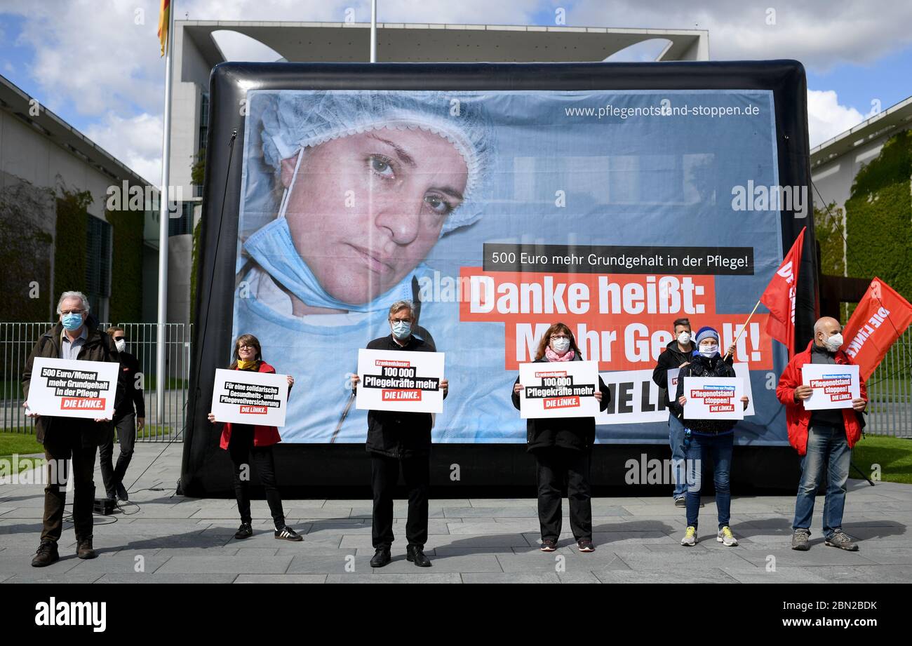 Berlin, Deutschland. Mai 2020. Demonstranten stehen vor dem Kanzleramt bei der Protestkundgebung der Partei "die Linke" im Rahmen der Kampagne "Menschen vor Profiten: Stoppt den Pflegesotruf! Quelle: Britta Pedersen/dpa-Zentralbild/dpa/Alamy Live News Stockfoto