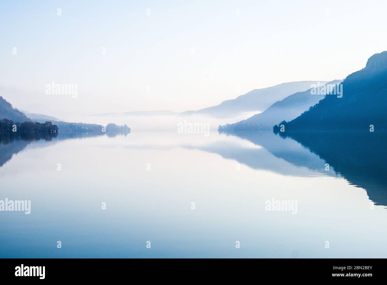 Ein ruhiger Morgen auf Ullswater im Lake District National Park, Cumbria, Großbritannien Stockfoto