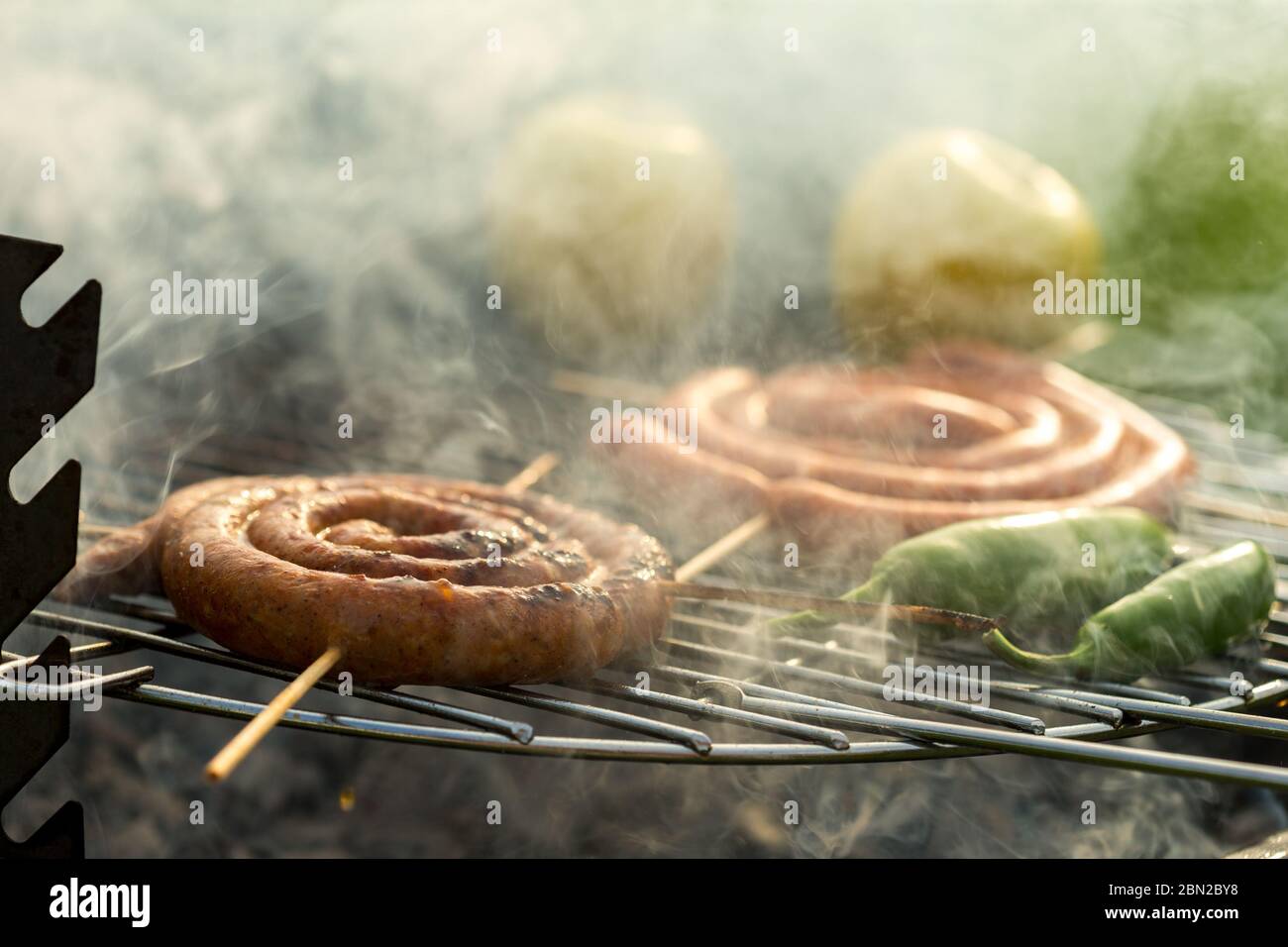 Würste und traditionelle rumänische Würste, die "mici" oder "mititei" genannt werden (Gericht, das aus gegrillten Hackbrötchen in zylindrischer Form aus einem m besteht Stockfoto