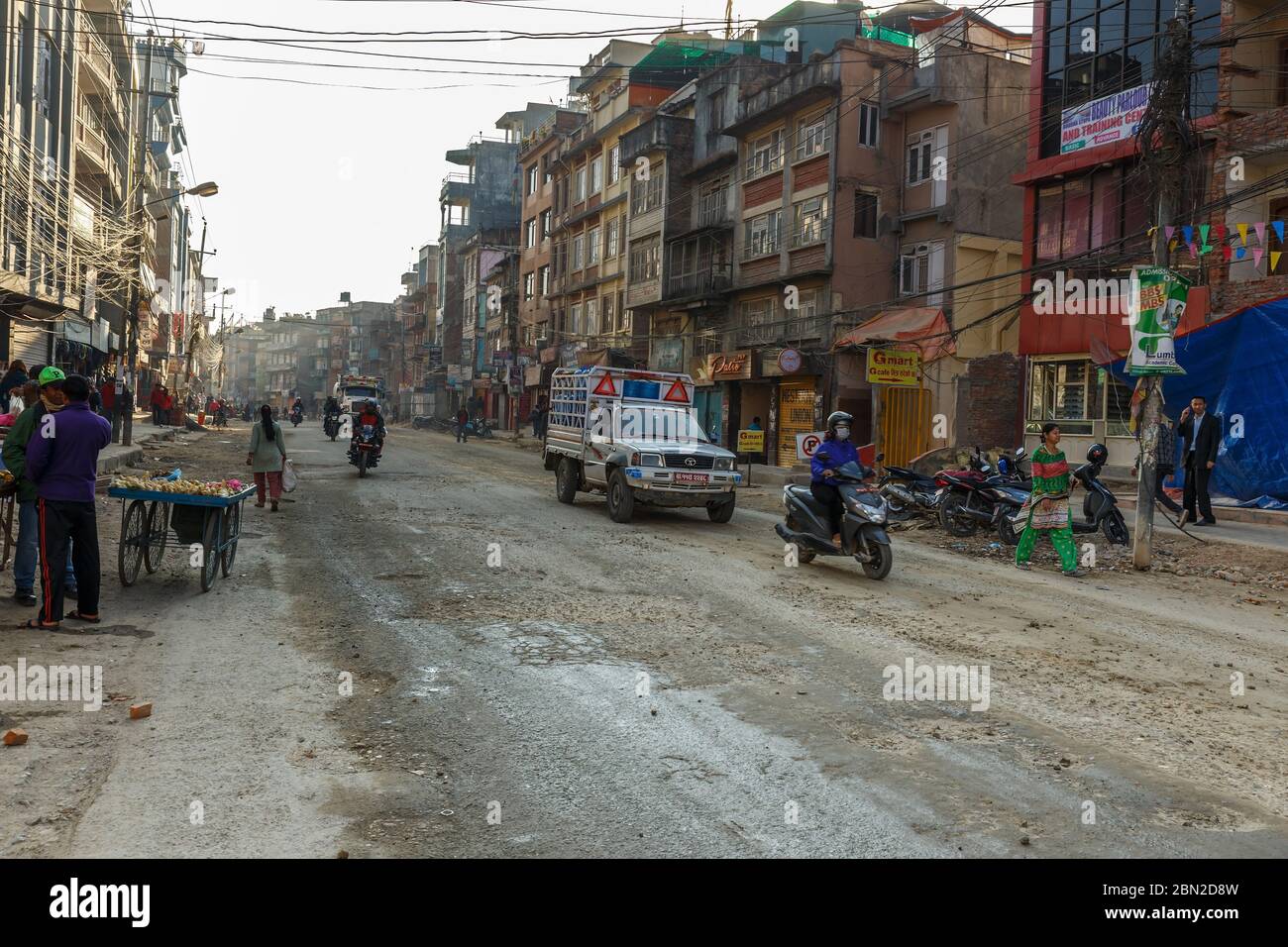 Kathmandu, Nepal - 13. November 2016: Boudha Road in Kathmandu. Menschen und Autos bewegen sich entlang der Stadtstraße. Stockfoto