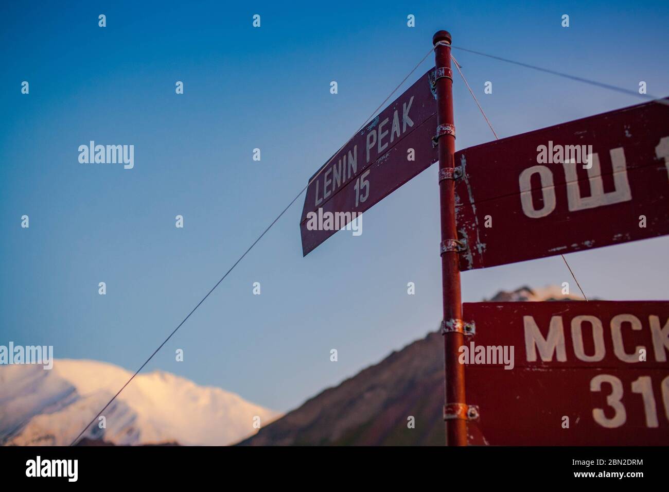Nahaufnahme des roten Schildes für den Lenin-Gipfel. Trans-Alay-Bereich. Pamir Mountain System. Blauer Himmel. Stockfoto