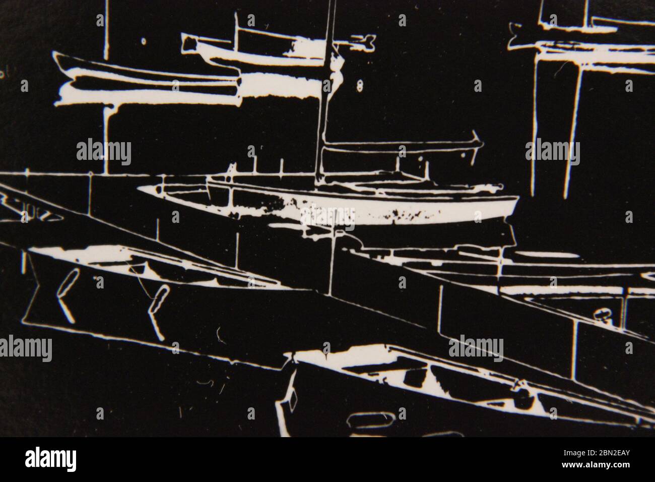 Feine 70er Jahre Vintage schwarz-weiß extreme Fotografie von einem Yachthafen voller Freizeitboote. Stockfoto