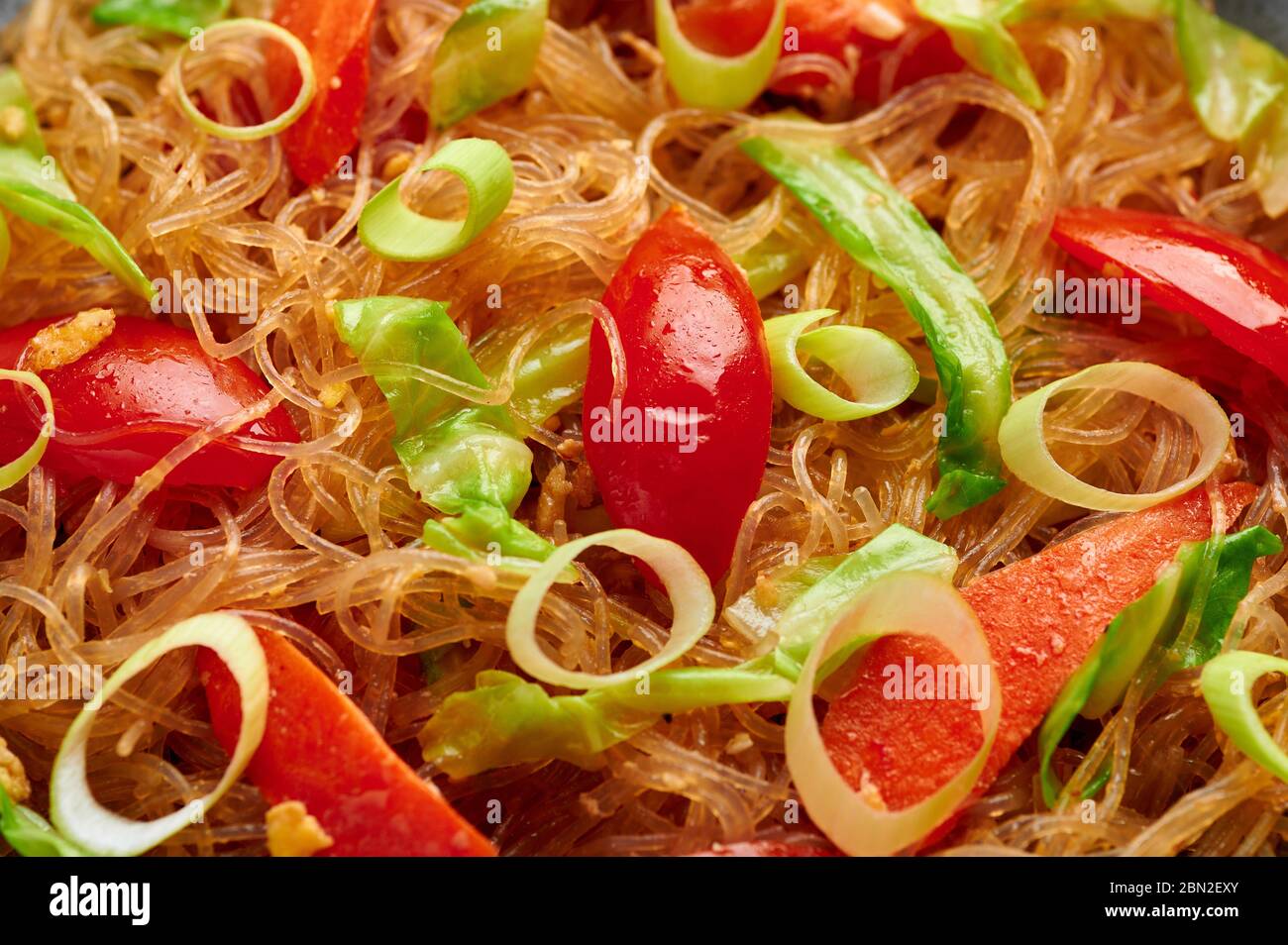 Veg Pad Woon Sen oder Thai Glass Noodle Stir-Fry oder Pad Thai Nahaufnahme Textur. Vegetarische Pad Woon Sen ist ein thailändisches Gericht aus Glasbohnennudeln, Tomaten, c Stockfoto