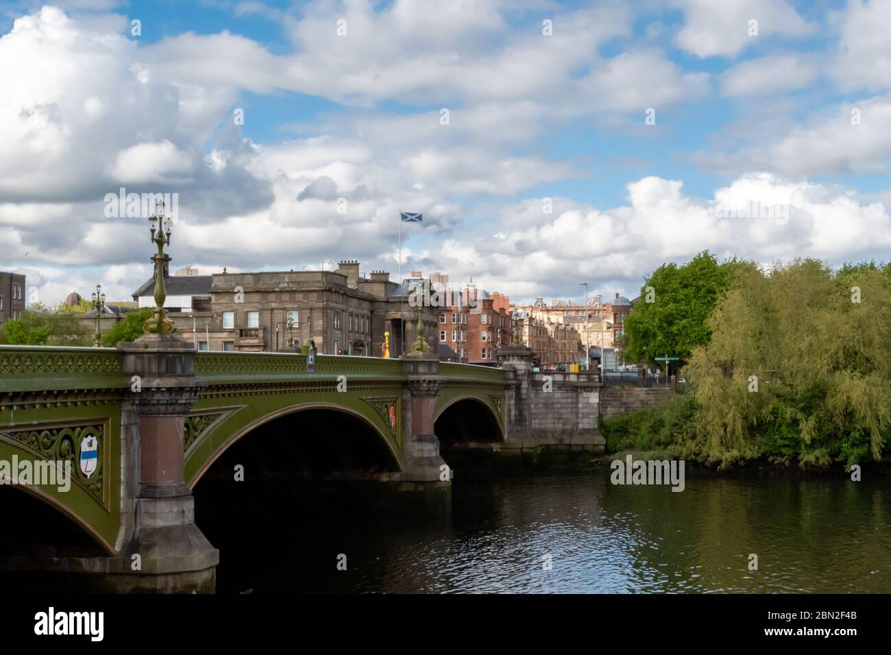 Die frisch renovierte Albert Bridge, die zum Glasgow Green und zum High Court führt, führt über den Saltyre im Saltmarket-Viertel des Stadtzentrums. Stockfoto