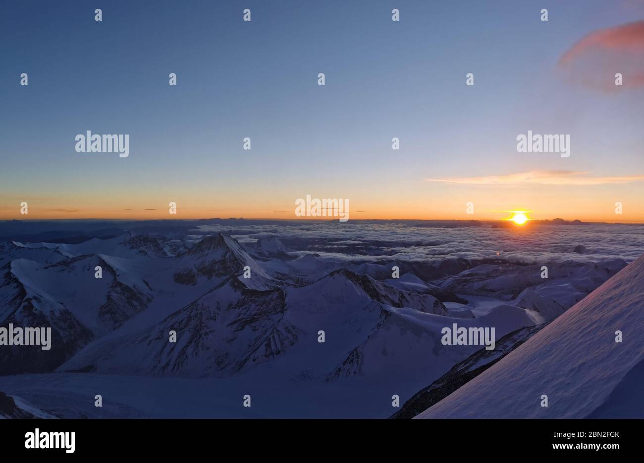 Basislager Mount Qomolangma. Mai 2020. Das mit einem Mobiltelefon aufgenommene Foto zeigt einen Blick auf den Berg Qomolangma auf einer Höhe von 7,028 Metern am 12. Mai 2020. Kredit: Penpa/Xinhua/Alamy Live News Stockfoto