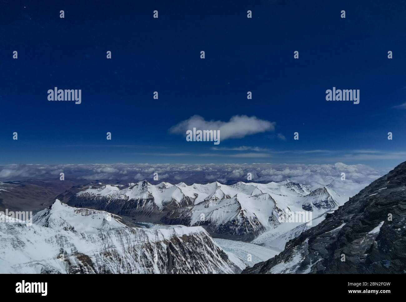 Basislager Mount Qomolangma. Mai 2020. Das mit einem Mobiltelefon aufgenommene Foto zeigt einen Blick auf den Berg Qomolangma auf einer Höhe von 7,028 Metern am 12. Mai 2020. Kredit: Lhapa/Xinhua/Alamy Live News Stockfoto