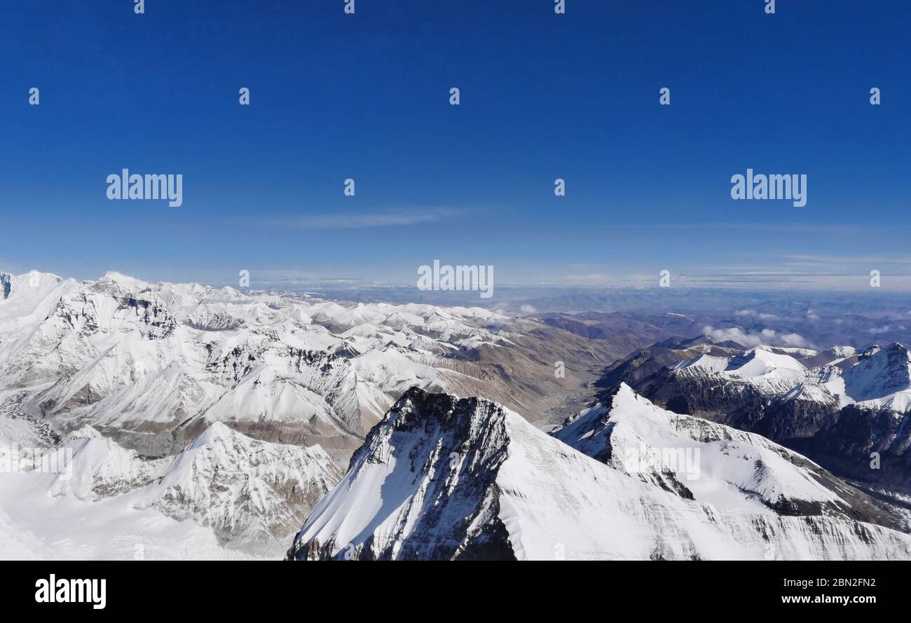 Basislager Mount Qomolangma. Mai 2020. Das mit einem Mobiltelefon aufgenommene Foto zeigt einen Blick auf den Berg Qomolangma auf einer Höhe von 7,028 Metern am 12. Mai 2020. Kredit: Lhapa/Xinhua/Alamy Live News Stockfoto