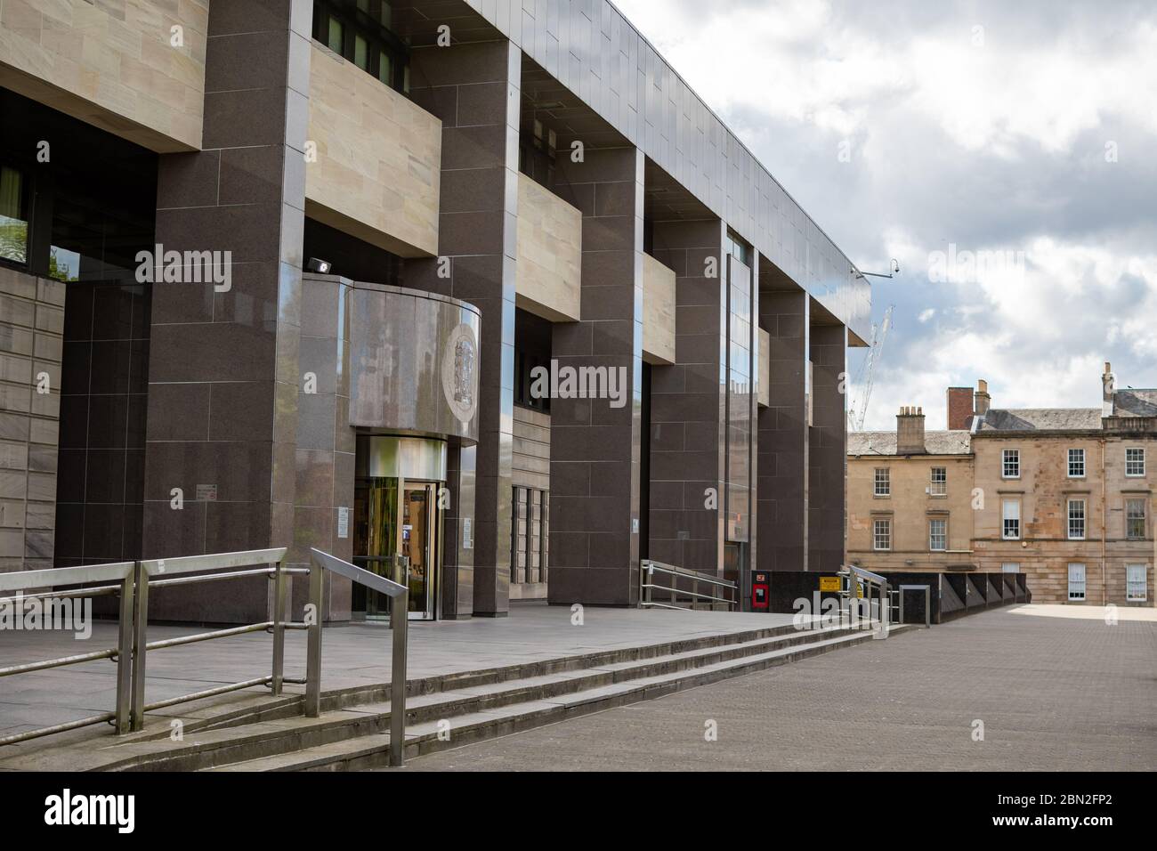 Außeneingang zum Glasgow Sheriff Court am Ufer des Flusses Clyde, Glasgow, Schottland Stockfoto