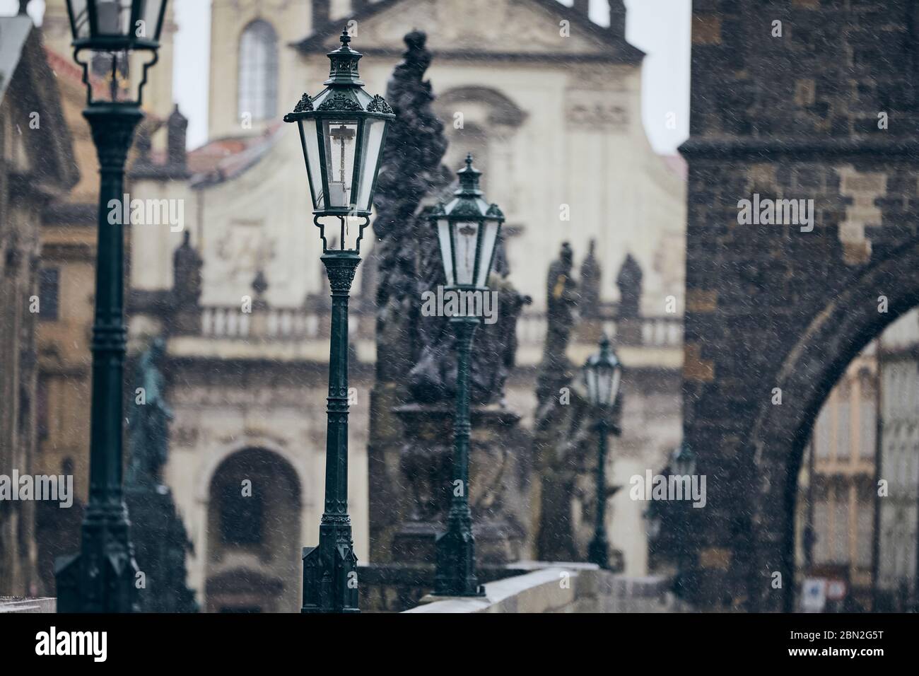 Straßenlampen auf der Karlsbrücke bei starkem Regen. Prag, Tschechische Republik. Stockfoto
