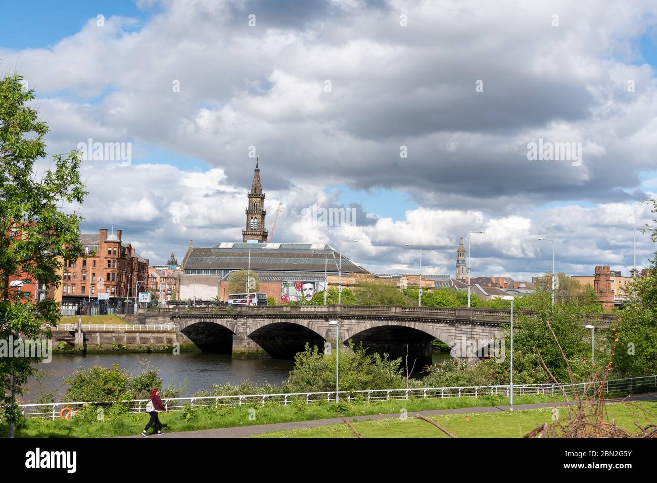 Blick nach Norden über den Fluss Clyde in das Stadtzentrum von Glasgow mit dem Uhrturm der Briggait auf der Skyline. Stockfoto