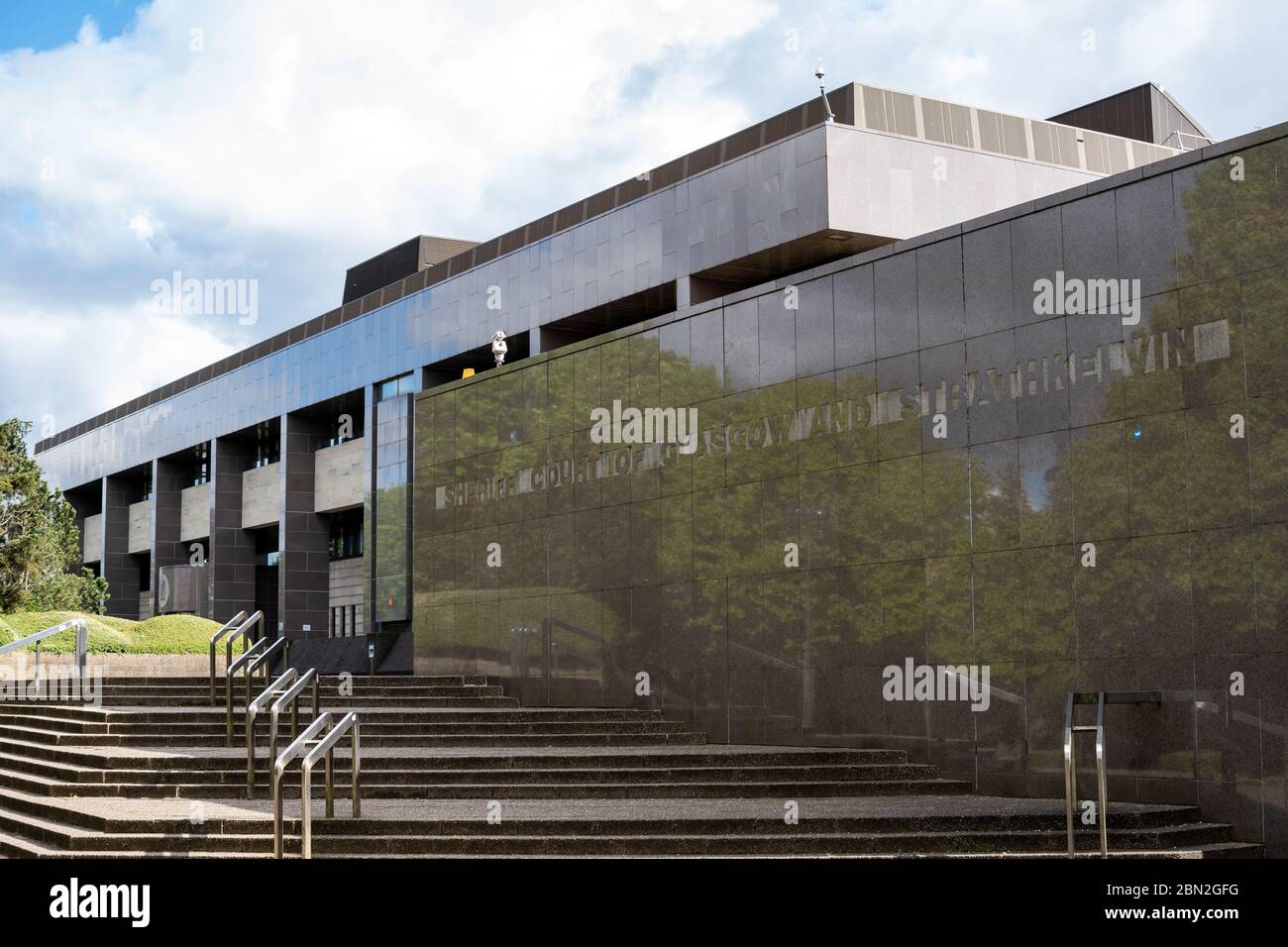 Außeneingang zum Glasgow Sheriff Court am Ufer des Flusses Clyde, Glasgow, Schottland Stockfoto