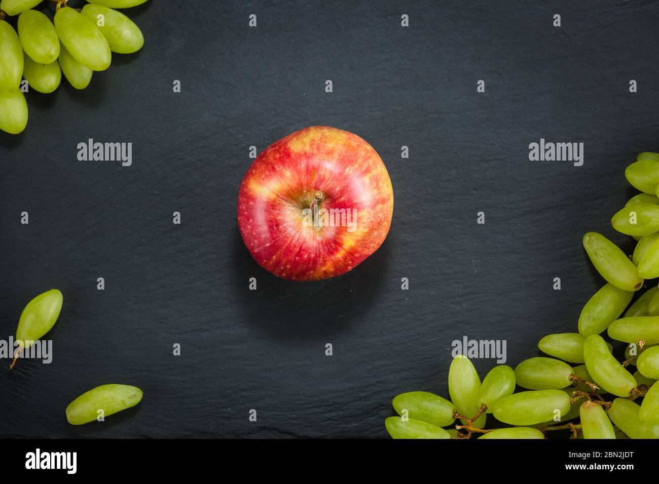 Apfel Birne Trauben auf einem dunklen Stein Hintergrund vegatarian Gesundheit Obst Gemüse dunklen Stein Hintergrund Stockfoto