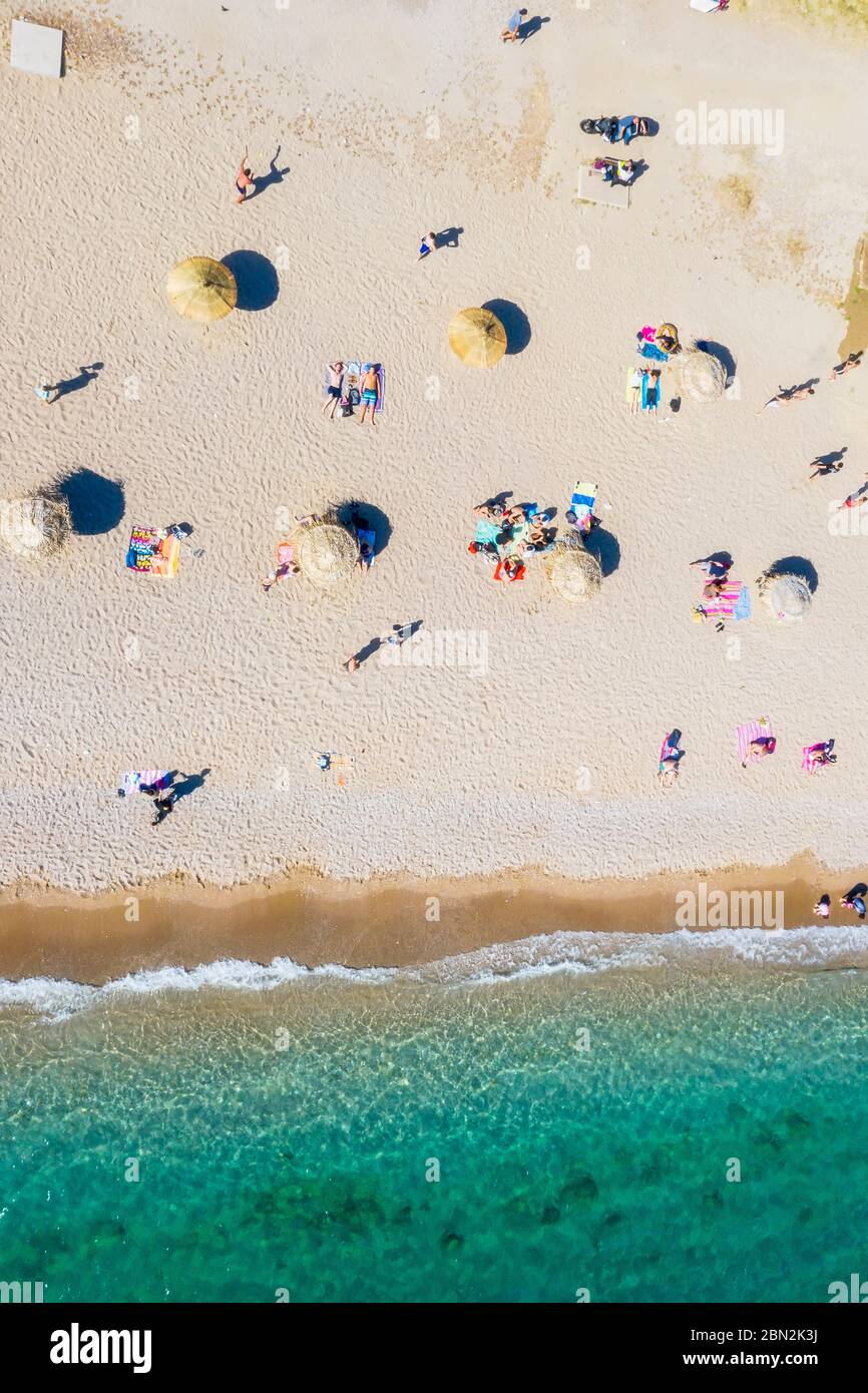 Der neue Strand von Glyfada, angepasst an die Zeit der Coronavirus Umsetzung strenger sanitärer Regeln und sichere Entfernung halten, um Staus zu vermeiden Stockfoto