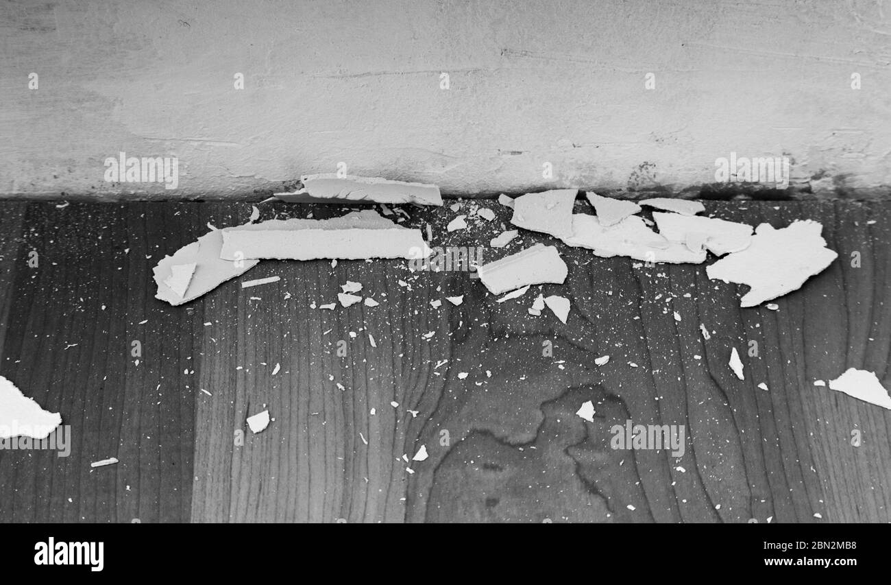 Auf dem Holzboden bleibt alter Putz in schwarz-weiß Stockfoto