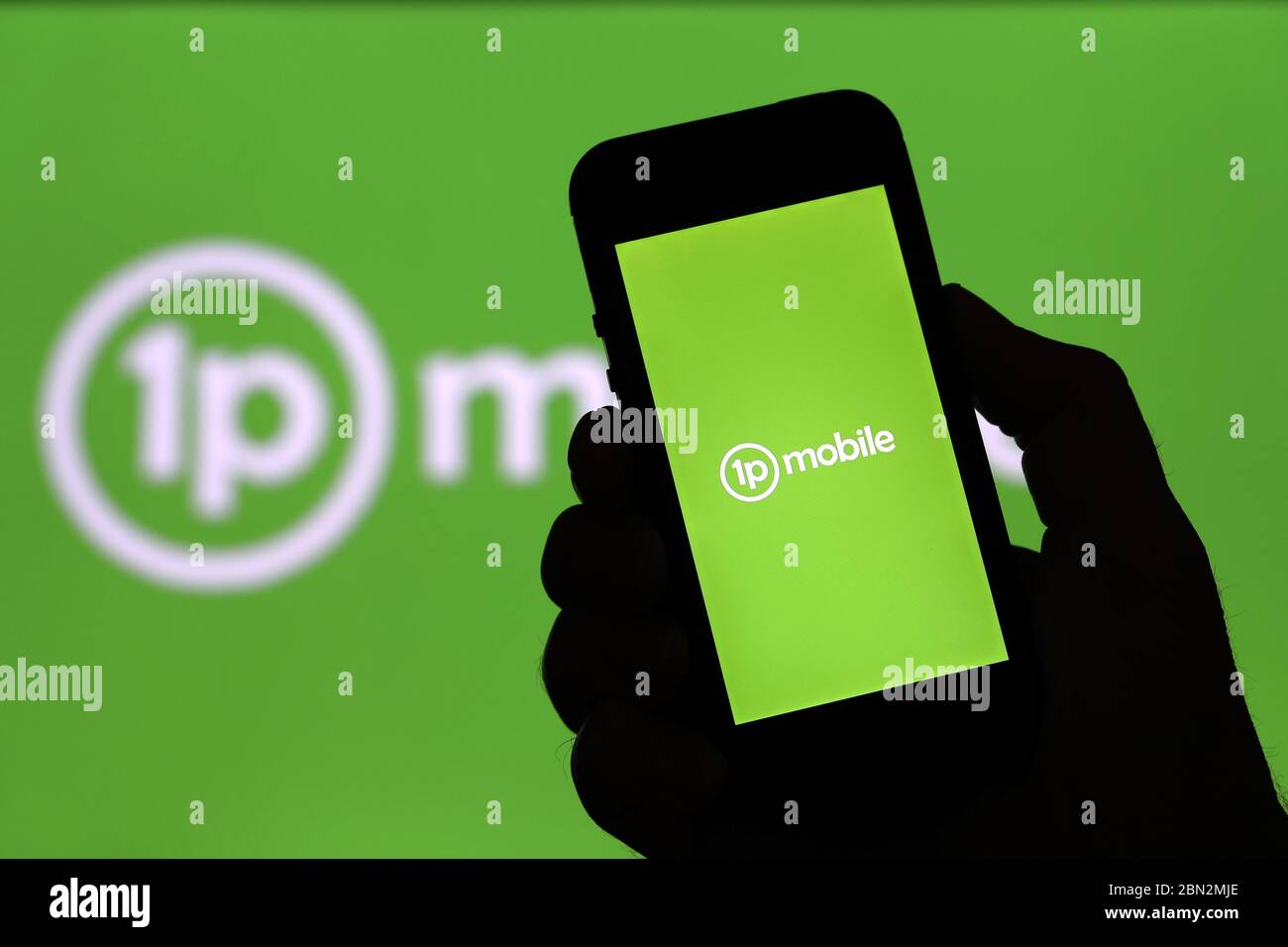 1p Mobile, Logo für Mobilfunknetz auf einem Mobiltelefon (nur redaktionelle Verwendung) Stockfoto
