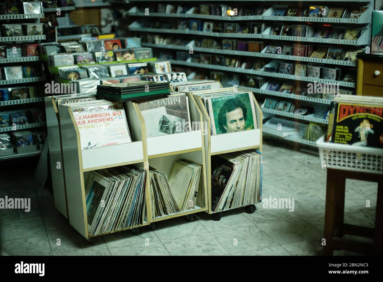 TEL AVIV, ISRAEL - 12. Oktober 2013: Shop mit alten Vinylmusik in Tel Aviv Stockfoto