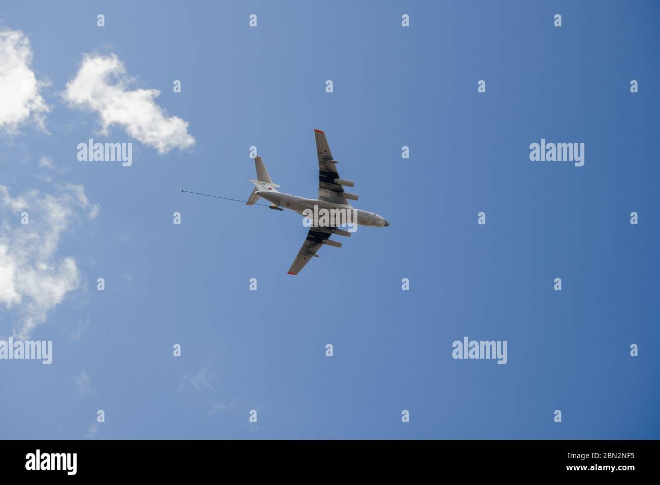 Russische Flugzeuge IL78 für die Betankung anderer Flugzeuge in der Luft gegen einen klaren Himmel Stockfoto