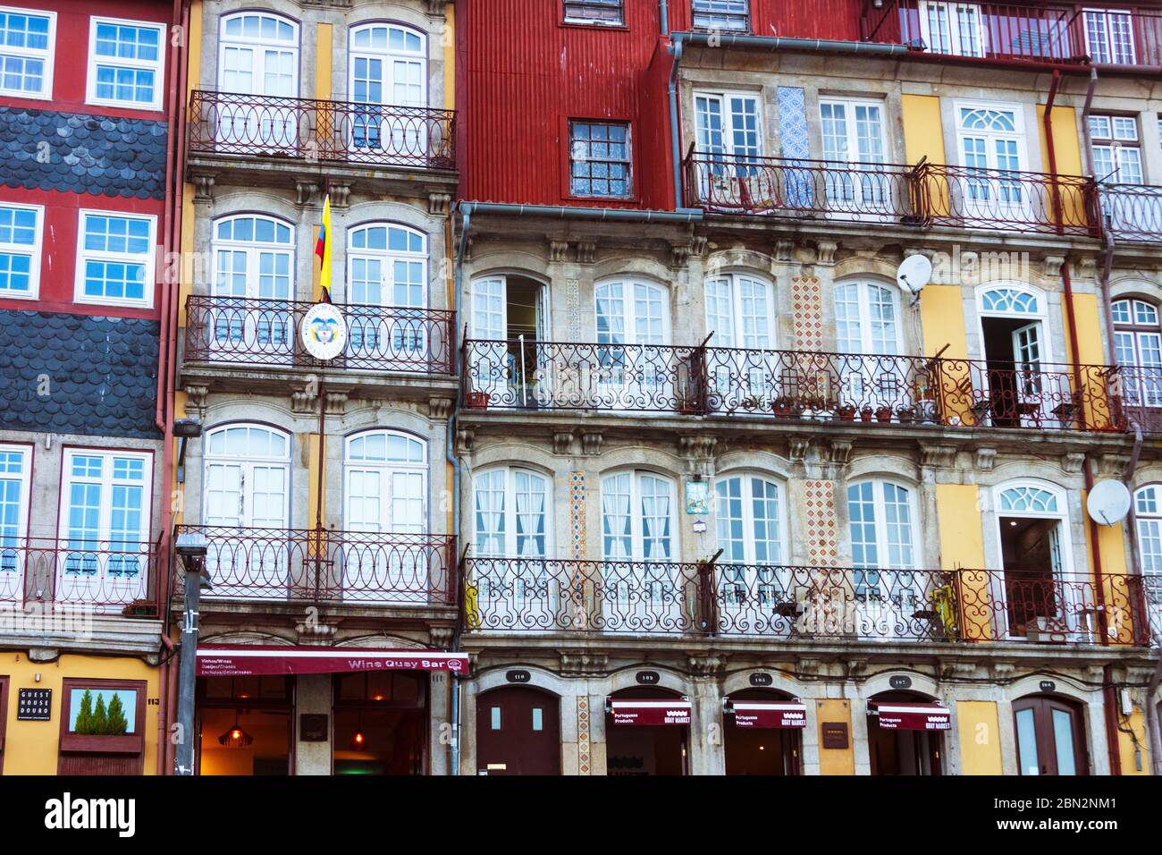 Porto, Portugal - 26. Juli 2018: Bunte Fenster in einem Stadthaus im zum UNESCO-Weltkulturerbe gehörenden Stadtteil Ribeira. Stockfoto