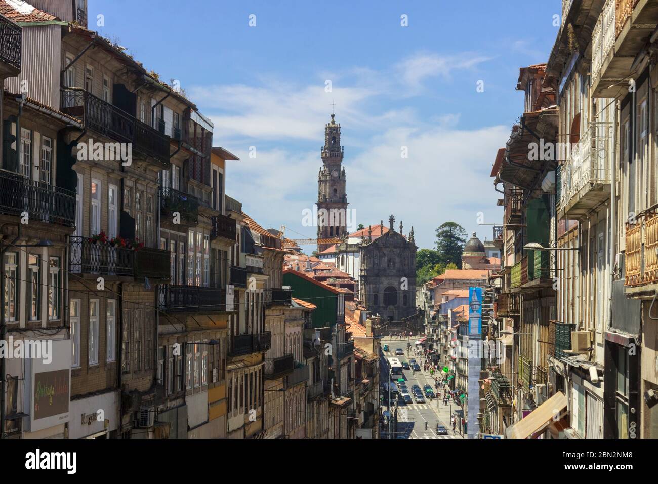 Porto, Portugal - 27. Juli 2018: Das Historische Stadtbild von Porto mit der im Hintergrund befindlichen Kirche Igreja dos Clérigos und zufälligen Menschen. Stockfoto
