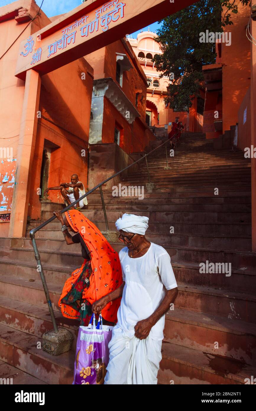 Chitrakoot, Madhya Pradesh, Indien: Zwei Pilger klettern hinunter die Stufen des Kamadgiri Temple bei Ramghat, wo während ihrer Exilperiode Lord Rama, L Stockfoto