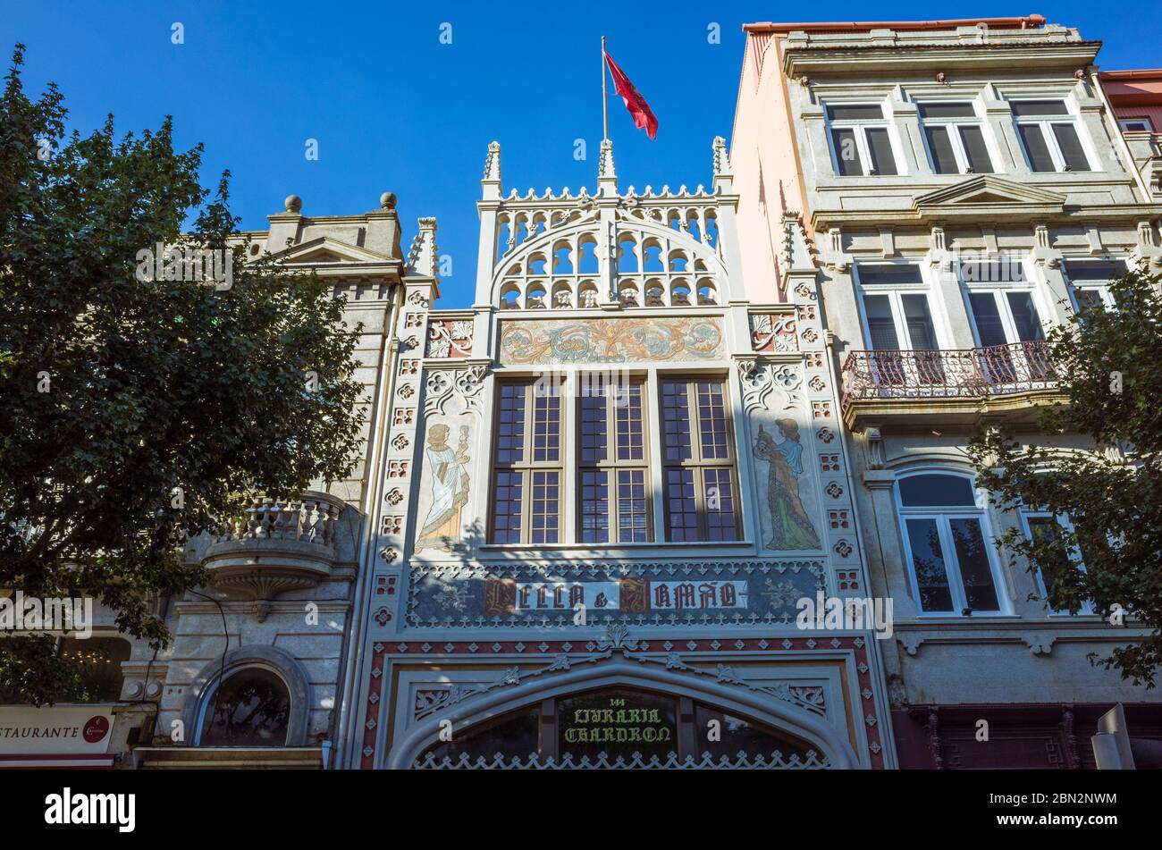 Porto, Portugal - 27. Juli 2018 : Fassade des Buchladens Lello gegründet 1869 in der Rua das Carmelitas 144 und als eine der schönsten Stockfoto