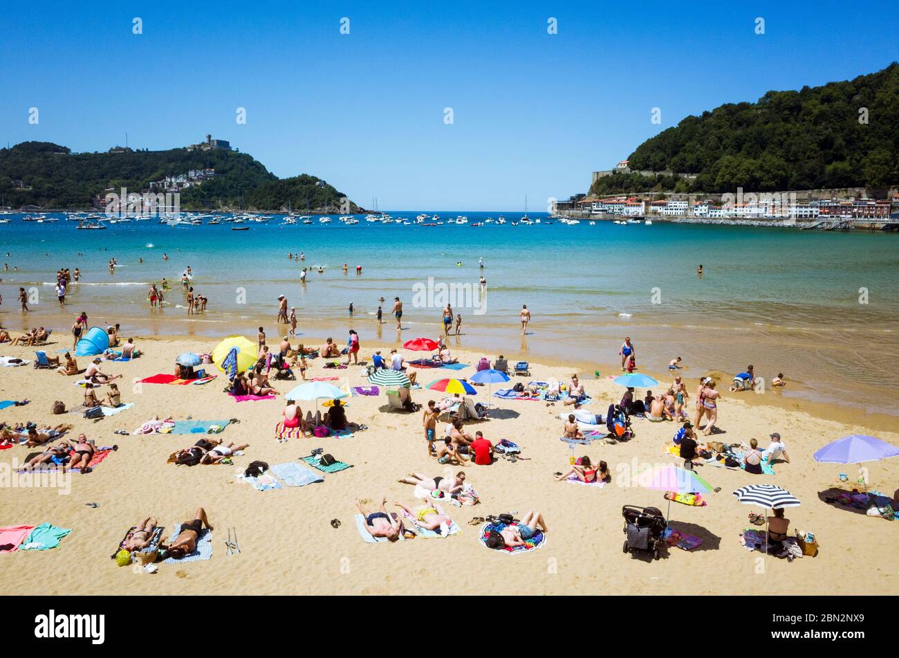 San Sebastian, Gipuzkoa, Baskenland, Spanien: Sonnenbaden am Strand von La Concha in der Bucht von La Concha. Stockfoto