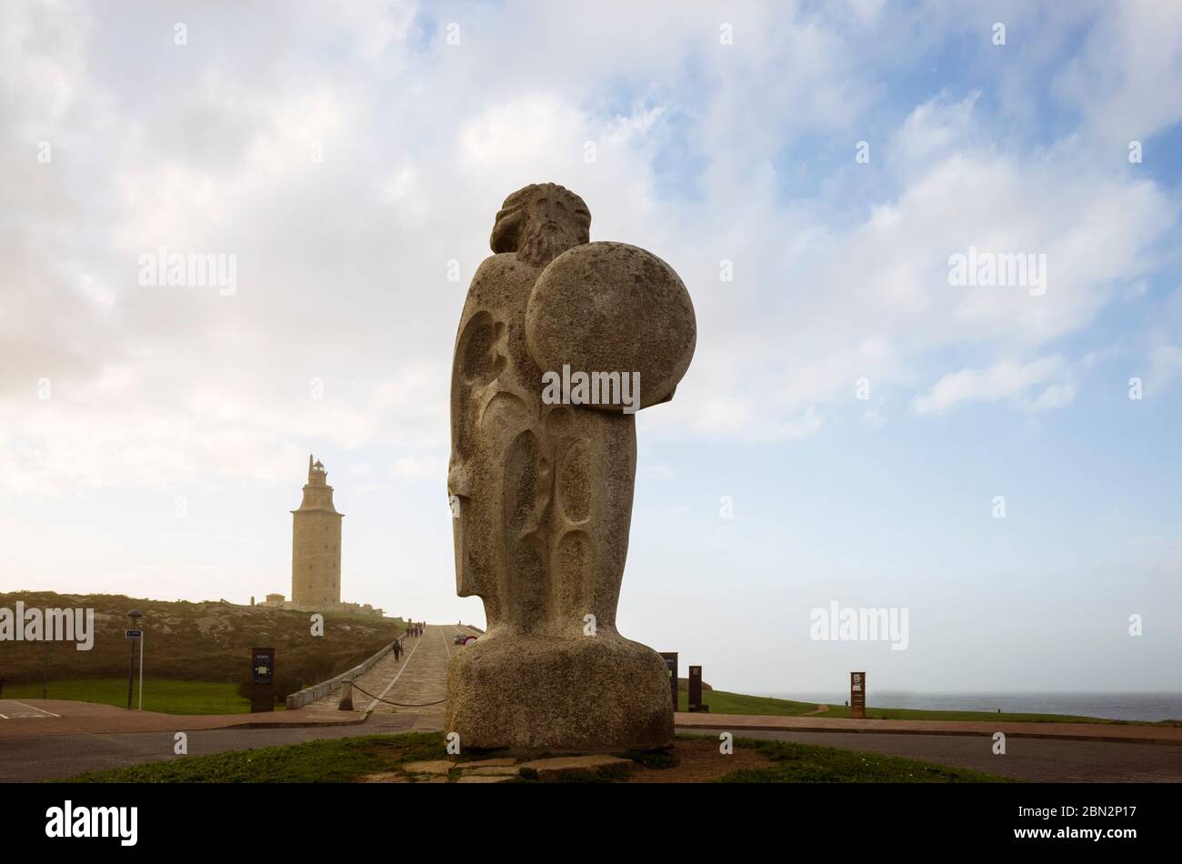A Coruna, Galicien, Spanien - 10. Februar 2020: Statue des mythischen keltischen Königs Breogán und Turm des Herkules. Erbaut im 2. Jahrhundert und renoviert Stockfoto